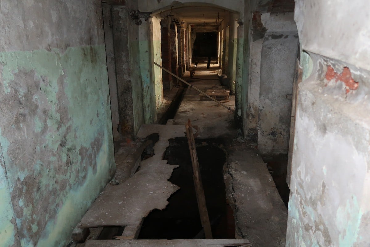 Sklepní chodba. Když seberete odvahu a po pravé lávce přejdete, na konci chodby uvidíte místo, kde je pramen zdejší minerální vody.