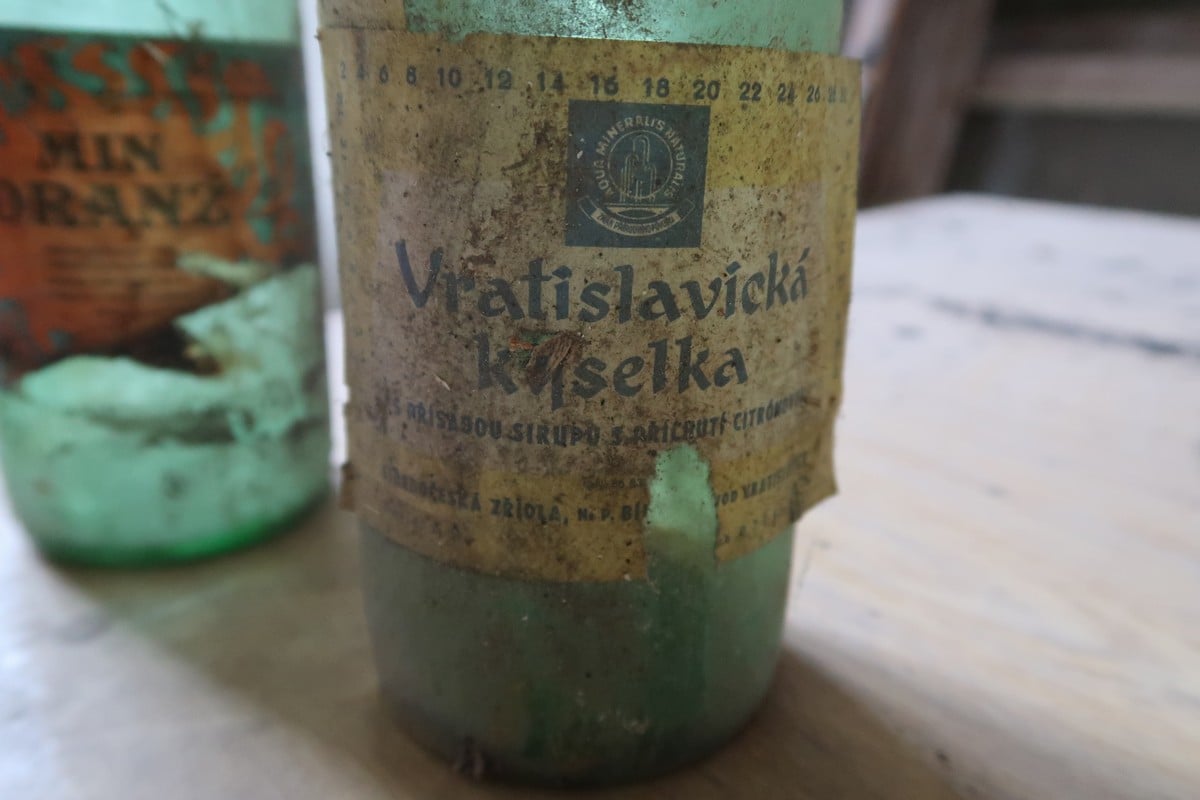 Dochovaly se i dřívější lahve s etiketami