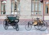 Vlevo třetí exemplář Patent-Motorwagen, nejstarší původní a dochovaná tříkolka, vpravo replika „jedničky“