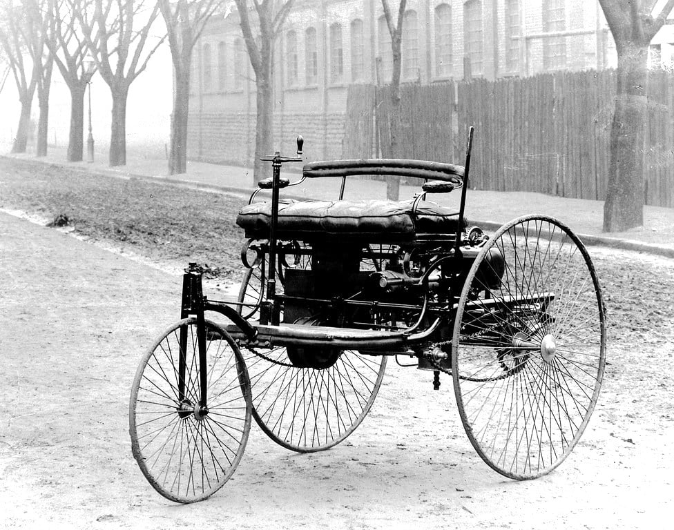 To je on, Benz Patent-Motorwagen, jak se vlastní silou rozjel už na podzim 1885