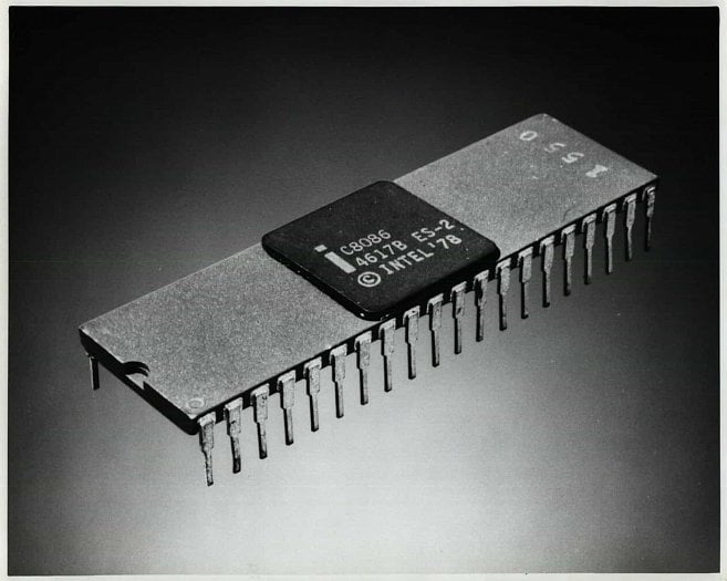 Historické foto čipu Intel 8086