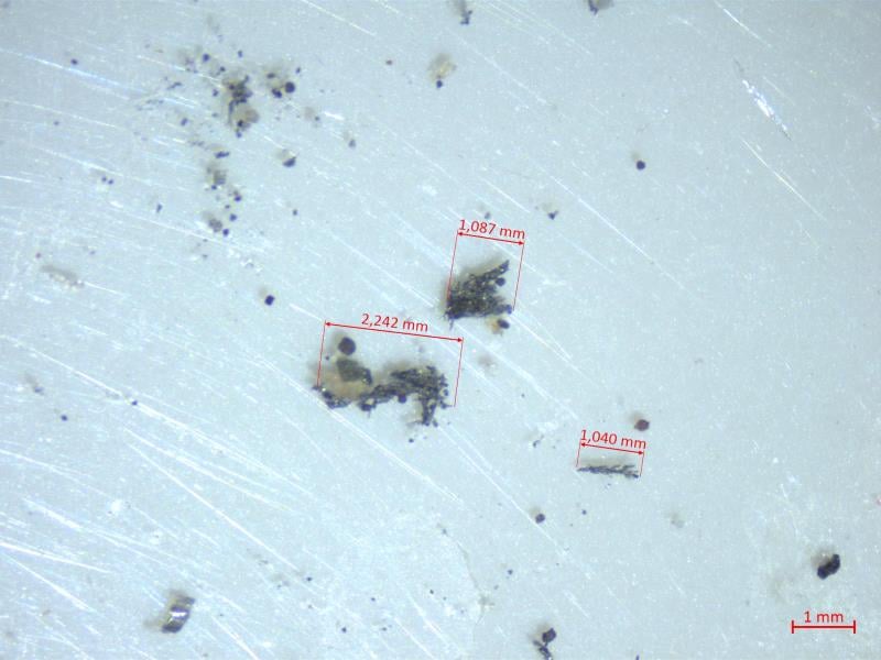 Renata Čiháčková, Brno: PŠENIČNÁ MOUKA CELOZRNNÁ - ve výrobku byla zjištěna přítomnost feromagnetických částic a dále úlomek modrého plastu. Distributor: PŘÍRODNÍ PRODUKTY JAROSLAV PETROVICKÝ, LIBEREC