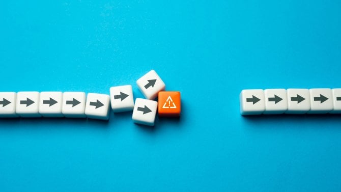 Zastavení pohybu a narušení procesů. Vytvoření problému a zpomalení tempa práce. Způsobení zpoždění a nahromadění nevyřízených úkolů. Úplné zastavení. Stres, problémy. Něco je špatně.