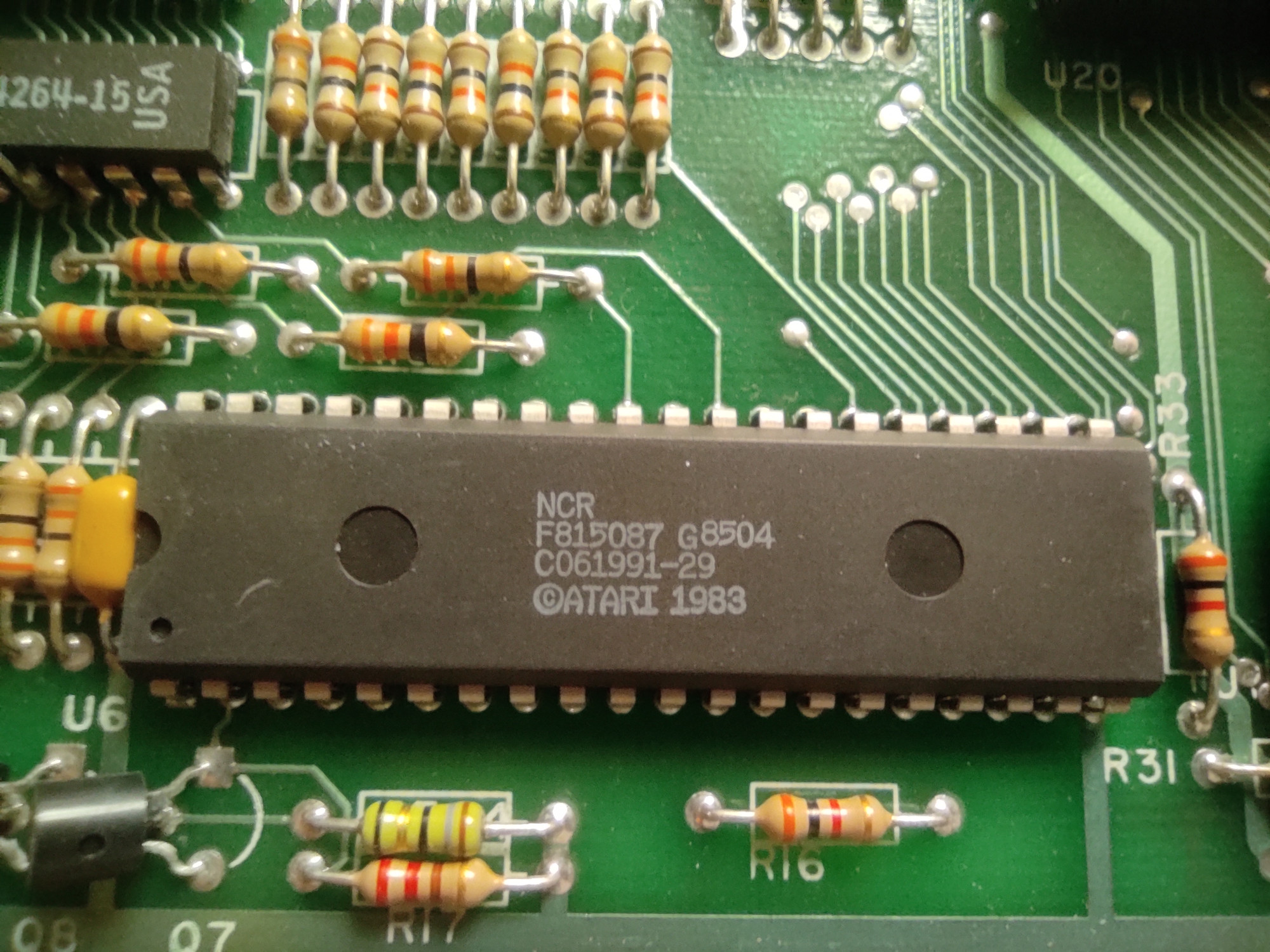 Detail základní desky. Čip FREDDIE.