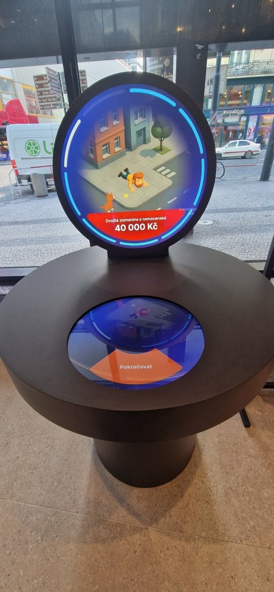 Panel s interaktivní hrou na pobočce banky.