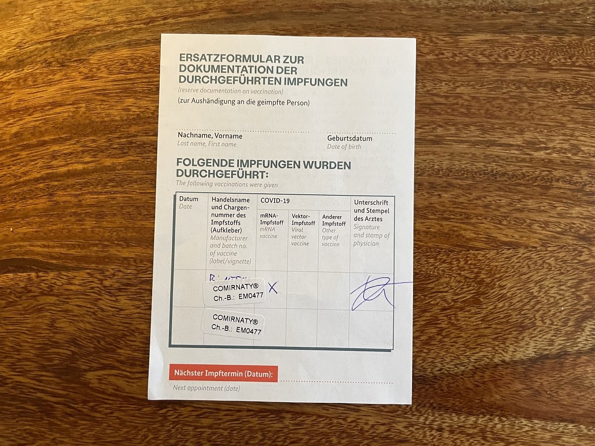 Certifikát o očkování, který dorazil poštou z Německa.