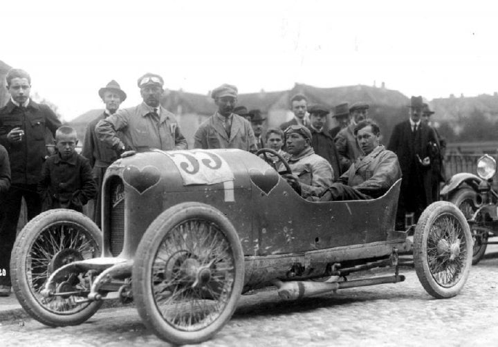 Autor: Archiv Svatopluka Jíchy, publikováno se svolením Austro-Daimler Sascha vznikl po první světové válce a přinesl továrně mnoho cenných vítězství.