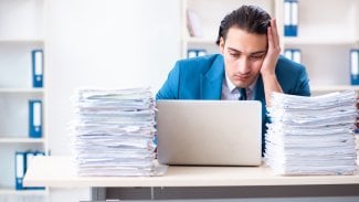 Mladý muž, který hodně pracuje