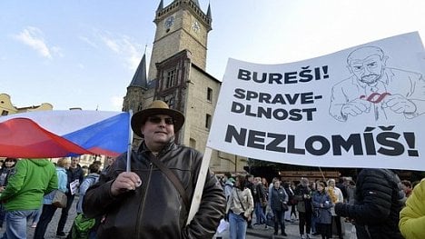 Náhledový obrázek - Další demonstrace proti Benešové a Babišovi. Protestující v Praze žádají nezávislého ministra