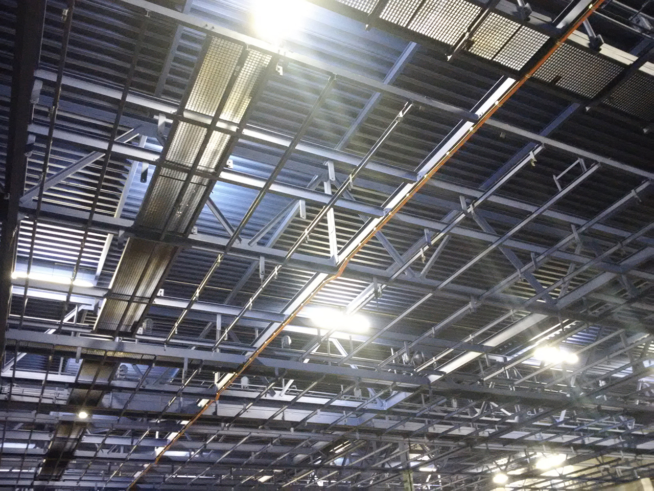 Modrá barva zbyla ze stadionu Sparty, tak se použila i datacentru TTC.