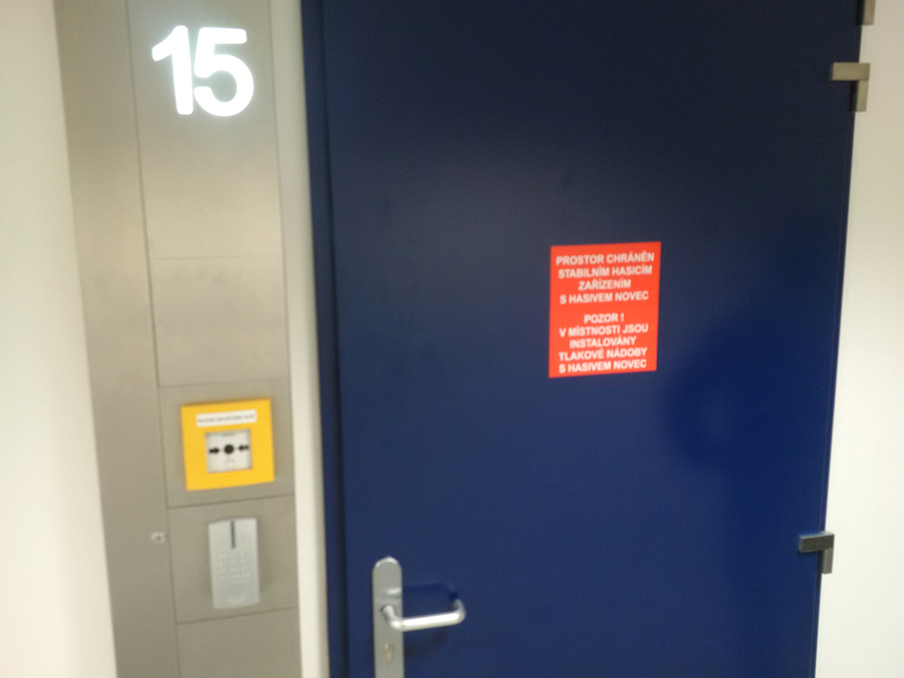 Každý sál má vlastní vstup, bezpečnostní prvky, monitoring a zeď s příměsí kevlaru.