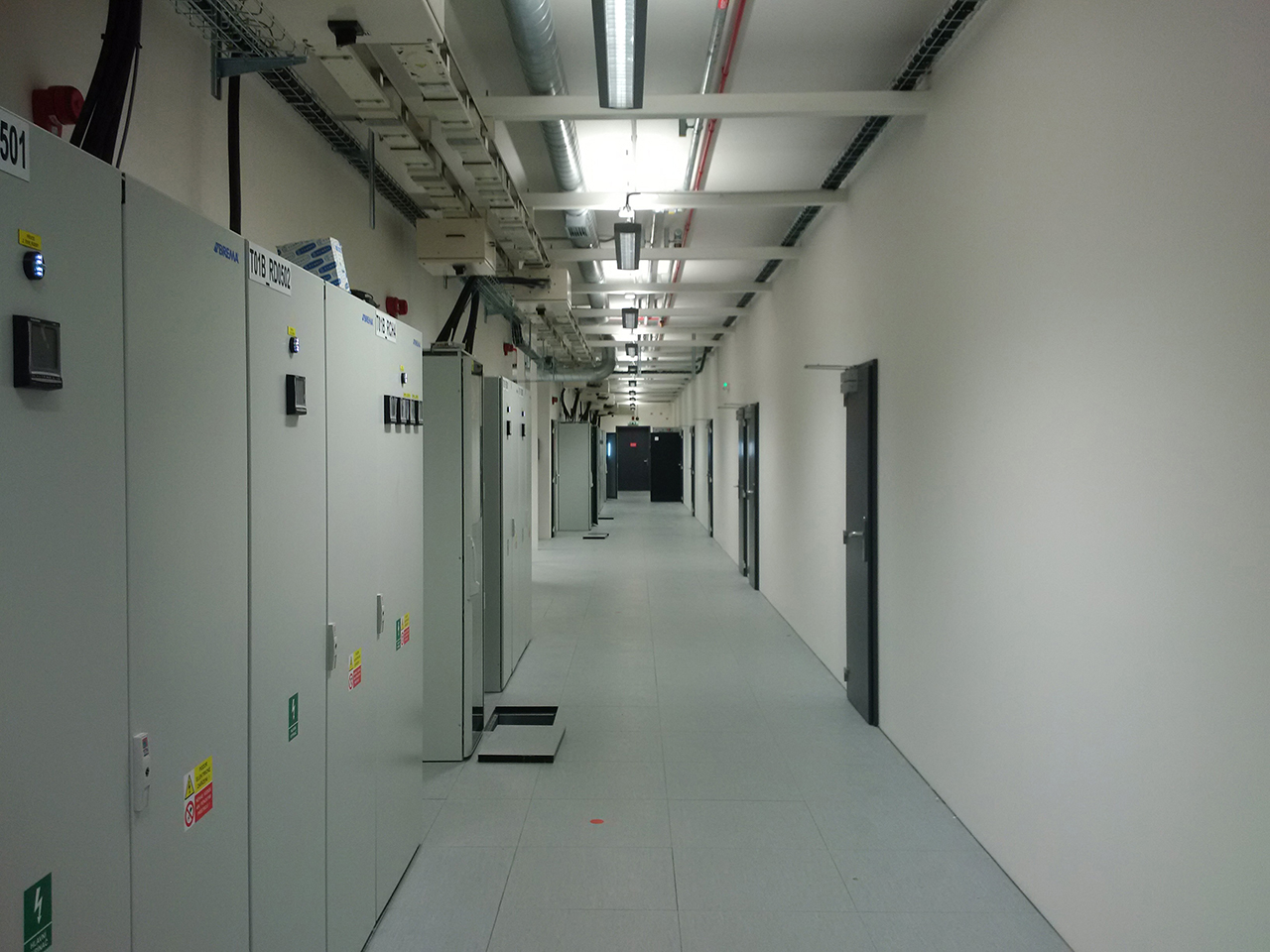 Servisní chodba mezi datovými sály.