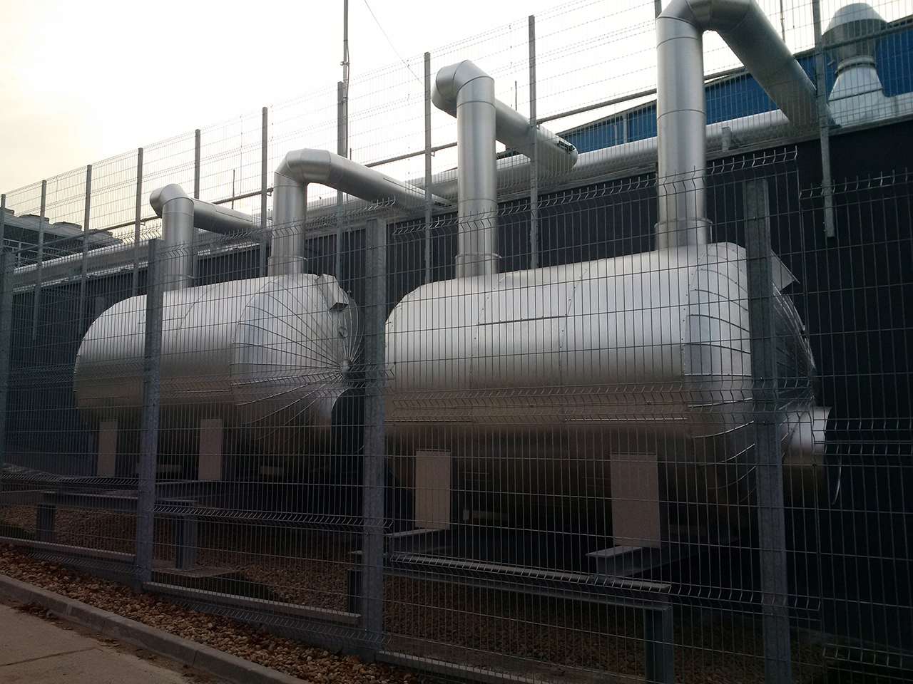 Objekt má dvě zásobárny studené vody pro chlazení.