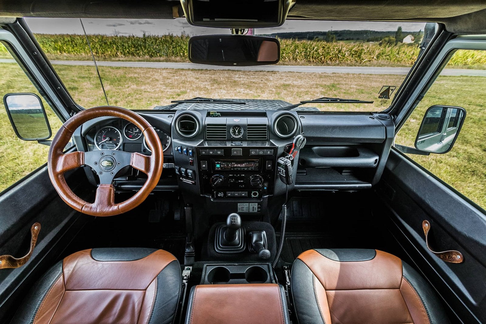 2020-10-lr-defender-a-predchudci-15.jpg
