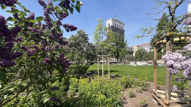 Po více než dvou dekádách příprav se otevírá revitalizované náměstí Jiřího z Poděbrad. Proměna uzavírá obnovu celé lokality