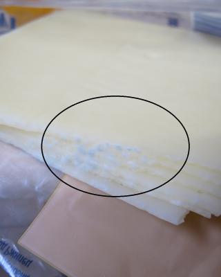 MADETA JIHOČESKÝ EIDAM 45% plátky. Kategorie: Nebezpečné potraviny. Nevyhovující parametr: plísně okem viditelné. Na sýru byly patrné plísně viditelné prostým okem. Při kontrole nebyly zjištěny nevyhovující teploty skladování výrobku. Výrobek neměl prošlé datum minimální trvanlivosti. Výrobce: MADETA a.s., České Budějovice. Místo kontroly: BILLA, spol. s r. o., Praha