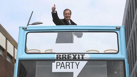 Náhledový obrázek - Farage pomohl Johnsonovi. V některých obvodech nepostaví kandidáty proti konzervativcům