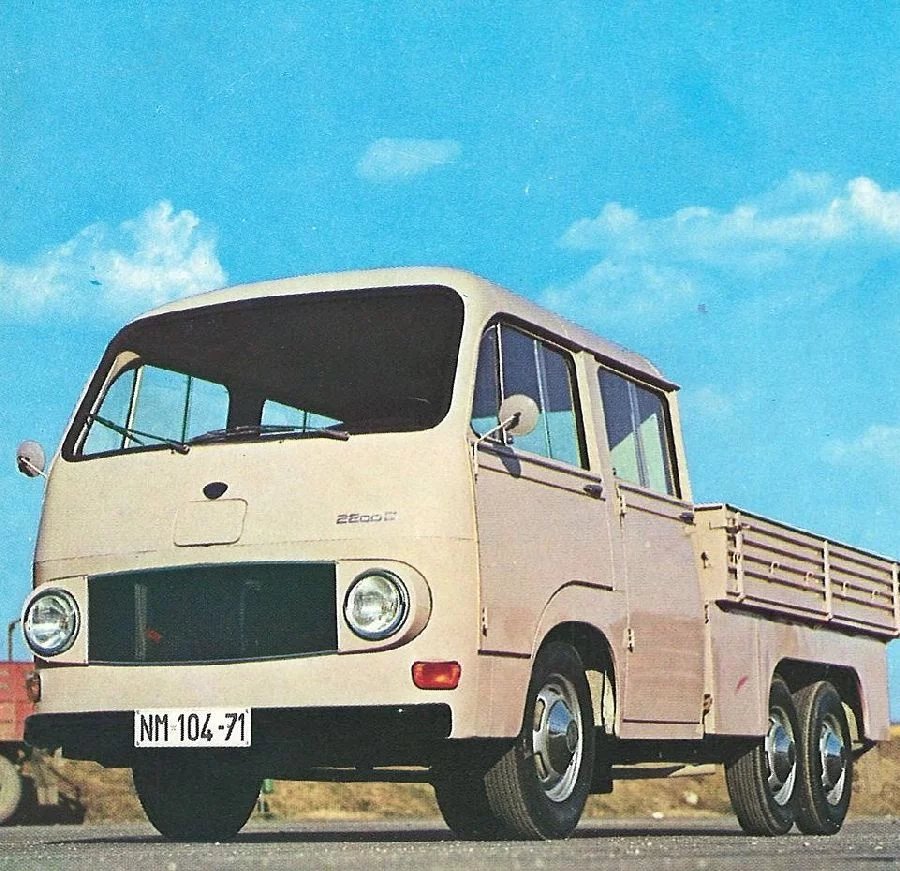 Proti původní dvoudobé „tisícovce“ působí IMV 2200D jako mastodont. Za zmínku určitě stojí použití vznětového motoru Mercedes-Benz OM-615