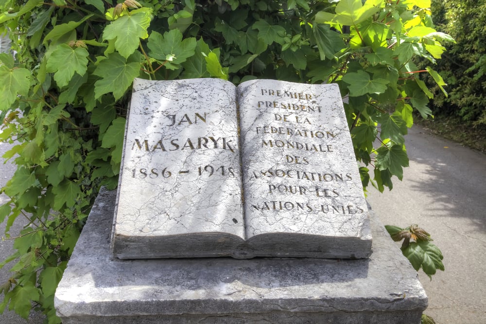 Pomník Jana Masaryka ve tvaru rozevřené knihy