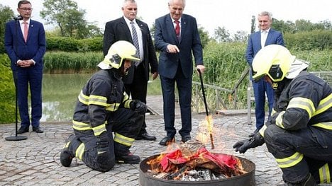 Náhledový obrázek - Hrad je v přestupkovém řízení kvůli Zemanovu pálení trenek