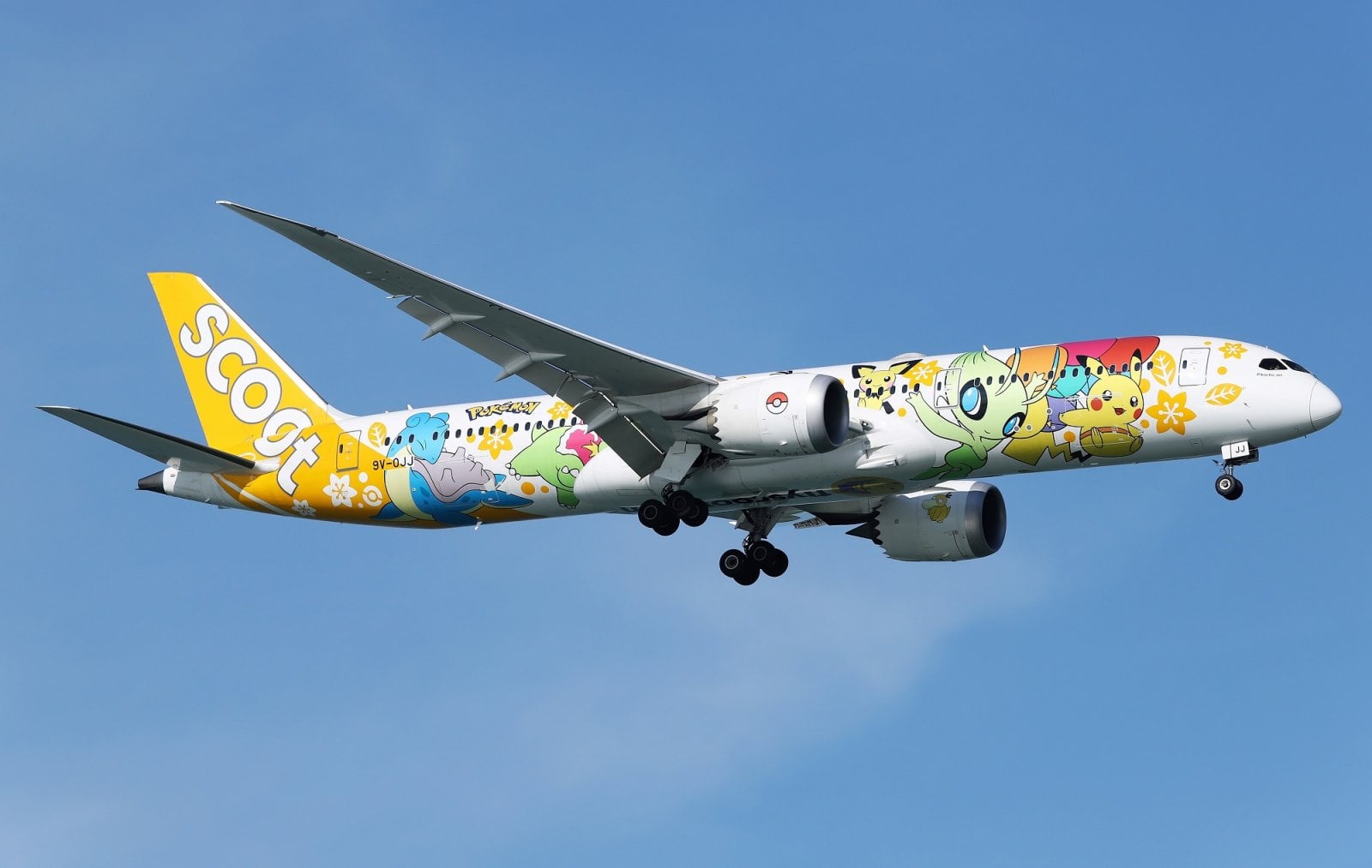 Letadlo společnosti Scoot s polepem Pokémonů