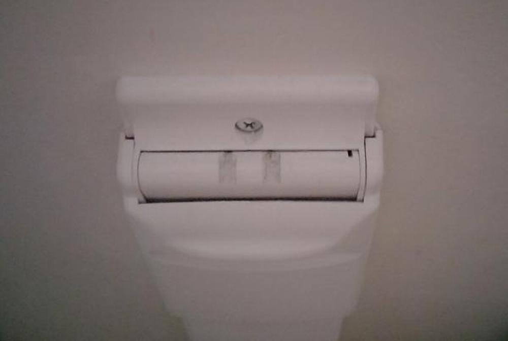 Kombinovaná zásuvka v kuchyni (štěrbina a klasická pro hadici) se po pár měsících takto zašpinila. Na funkci to ale vliv nemělo. Vše pracuje tak, že díl, který vidíte na snímku dole buď nadzvednete, pak se zapne vysávání štěrbinou u podlahy, nebo ho odklopíte (od toho pocházejí černé čáry) a pod něj zastrčíte hadici.