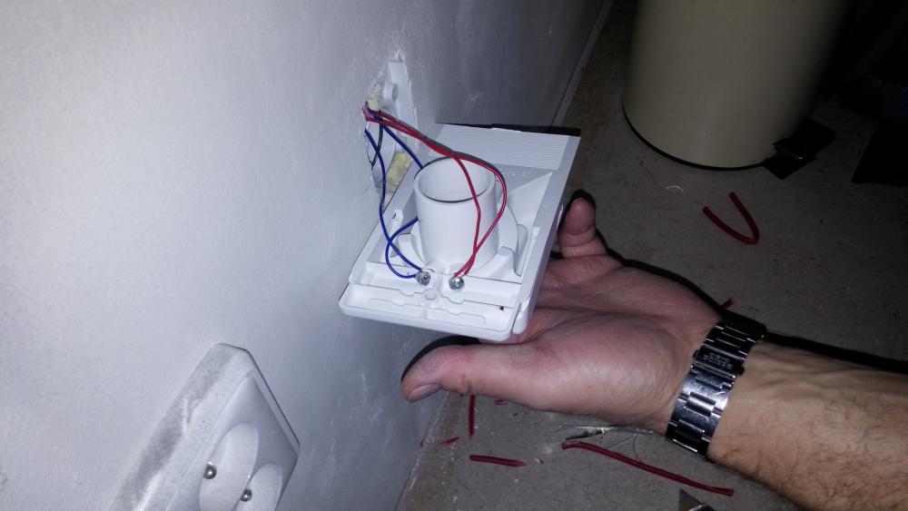 Montáž zásuvky v kuchyni. Zde je dobře vidět i připevnění ovládacích drátů spínajících centrální jednotku automaticky hned po zapojení hadice (pokud nepoužíváte tu se samostatným vypínačem).