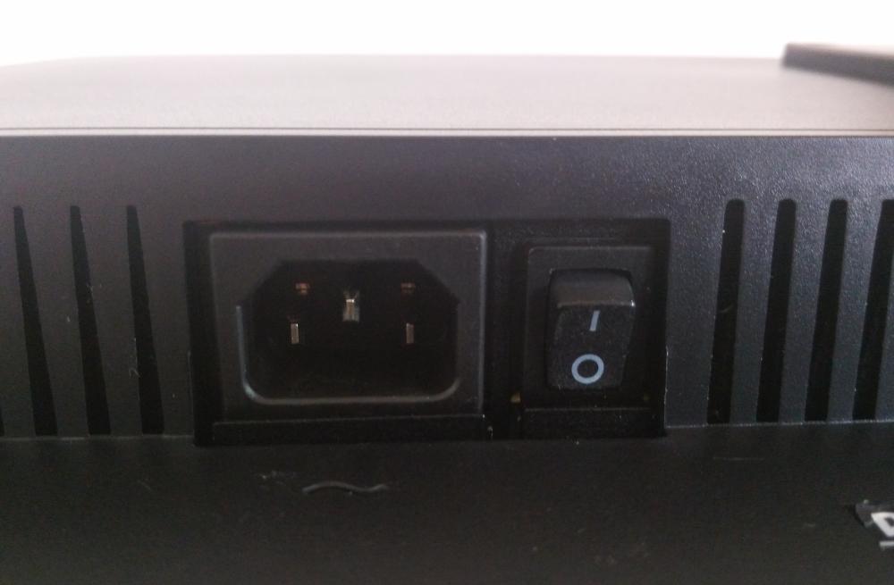Ze spodu je i připojení k 230 V a vedle něj i síťový vypínač. Bohužel díky jeho umístění monitor zepředu nevypnete.