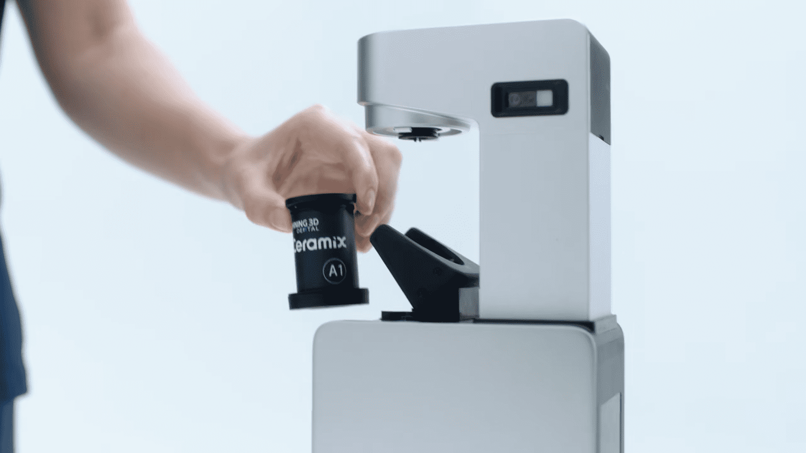 3D tiskárna Ceramix-Nano vytiskne zubní náhradu během jedné návštěvy zubaře