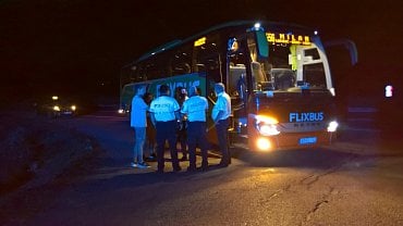 Zastavený autobus polského dopravce jezdícího pro Flixbus. (25. 8. 2020, 21:15 hod.)