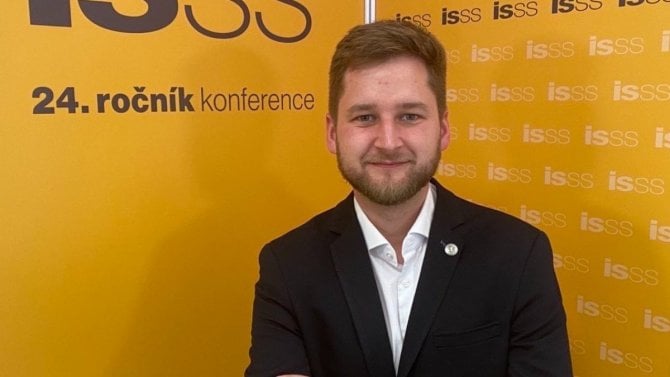 Židovské obce chtějí zažalovat zaměstnance NÚKIBu kvůli antisemitismu, využívají toho advokáti Huawei