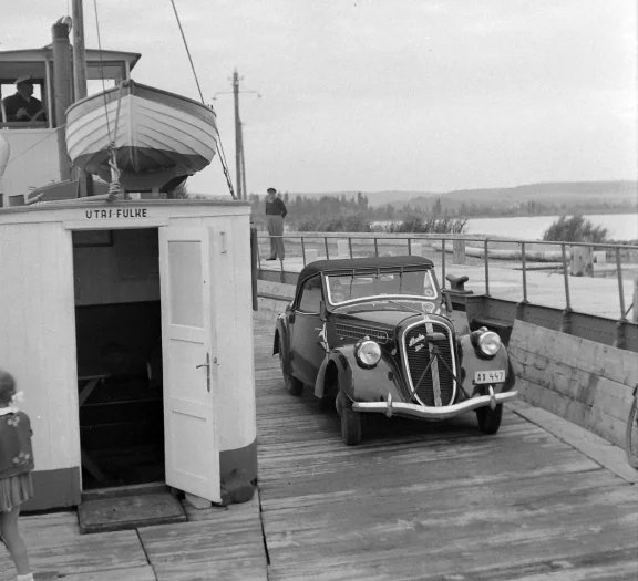 Škoda Popular 1100 na přívozu přes Balaton. Snímek z roku 1942.