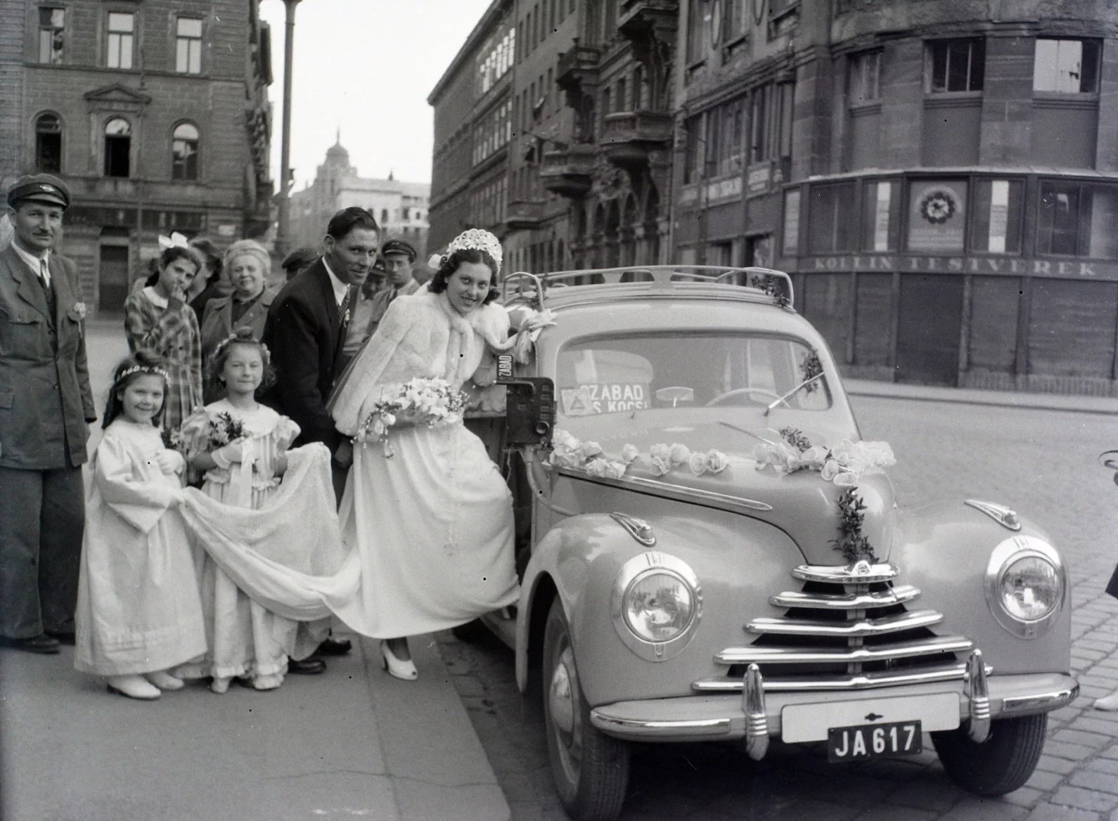 Na svatební cestu jedině ve Škodě 1101. Budapešť, 1948.