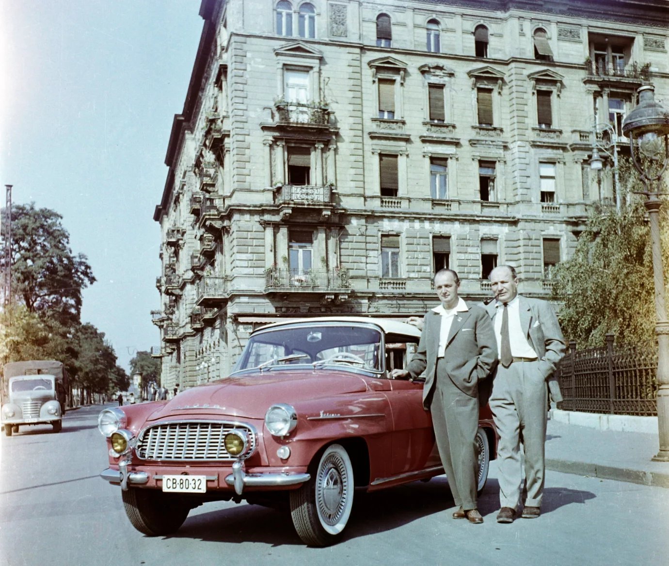 Škoda Felicia a dva manekýni. Budapešť, 1961