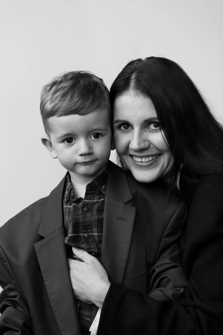 Šestatřicetiletá Hana Šťástková, maminka Tommyho. „Původně bych vám řekla, že nejhorší moment z celé léčby byl, když mi po chemoterapii vypadaly vlasy. Tahala jsem si najednou celé chomáče. Tenkrát jsem to strašně řešila, ale teď, když si na to vzpomenu, je to pro mě úplně to nejmenší. Vlasy vám dorostou tak rychle, že bylo zbytečné se nad tím vůbec pozastavovat,“ říká Hana Šťástková v rámci kampaně projektu Bellis s názvem Maminkou navzdory rakovině prsu.