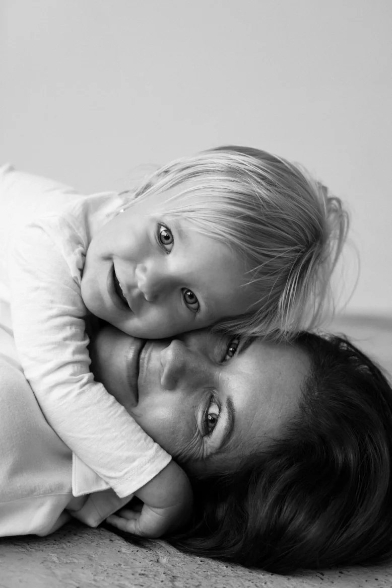 Třiatřicetiletá Lucie Kmochová, maminka Lucie. „Když se onkoložka dozvěděla, že jsem těhotná, doporučila mi jít na potrat. Prý by těhotenství pro mě bylo riskantní, protože by se s operací muselo čekat, dokud plod nebude mít vyvinuté orgány. Strašně moc jsme si dítě chtěli nechat. Naštěstí jsme v mamocentru narazili na jednu doktorku, která nám vše vysvětlila a okamžitě svolala primáře i přednostu kliniky a nabídli nám řešení, jak pokračovat v těhotenství a zároveň absolvovat léčbu,“ říká Lucie Kmochová v kampani projektu Bellis s názvem Maminkou navzdory rakovině prsu.