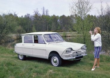 Sličná Francouzka si vyjela do přírody upravit tvář – ale zrovna pro ni mohl být Ami 6 tím pravým vozem…