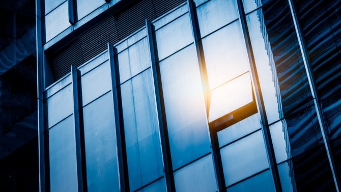 Sklo s odrazem světla