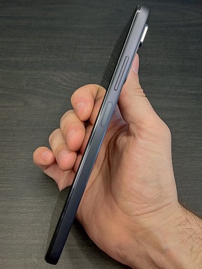 Sony Xperia 1 III pravý bok (zdroj: cnews.cz)