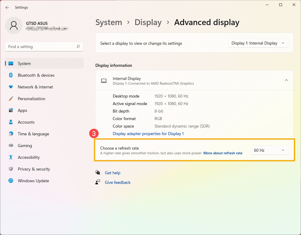 Anglické nastavení displeje ve Windows 11 s rozlišením, aktivním signálem, barevnou hloubkou, RGB a volbou obnovovací frekvence.