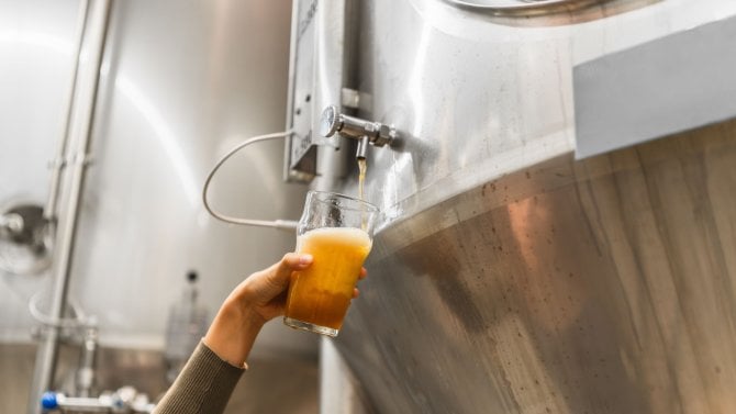 Brněnští vědci vyvinuli mikroskopické roboty, kteří pomáhají vařit pivo