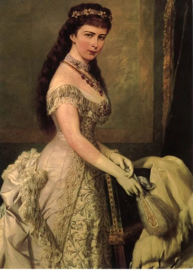 Trochu jiným příkladem štíhlé královny byly rakouská císařovna Sisi (1837–1898). Ta byla sice extrémně štíhlá, ale narozdíl od Marie Antoinetty pro to opravdu hodně dělala. Omezovala se v jídle a extrémně cvičila a sportovala.