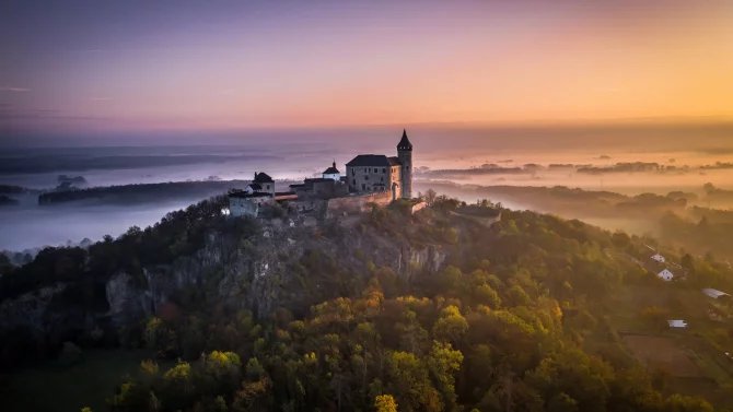 Menší středověký hrad na vrchu výrazného kopce