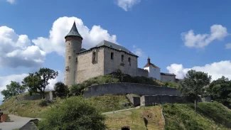 Menší středověký hrad na vrchu výrazného kopce