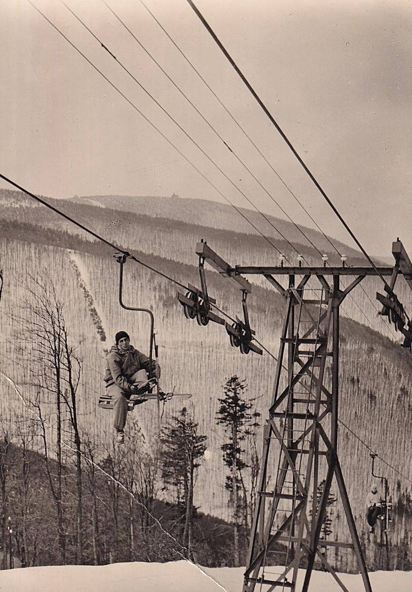 Historická pohlednice zachycující lanovku na Pustevny