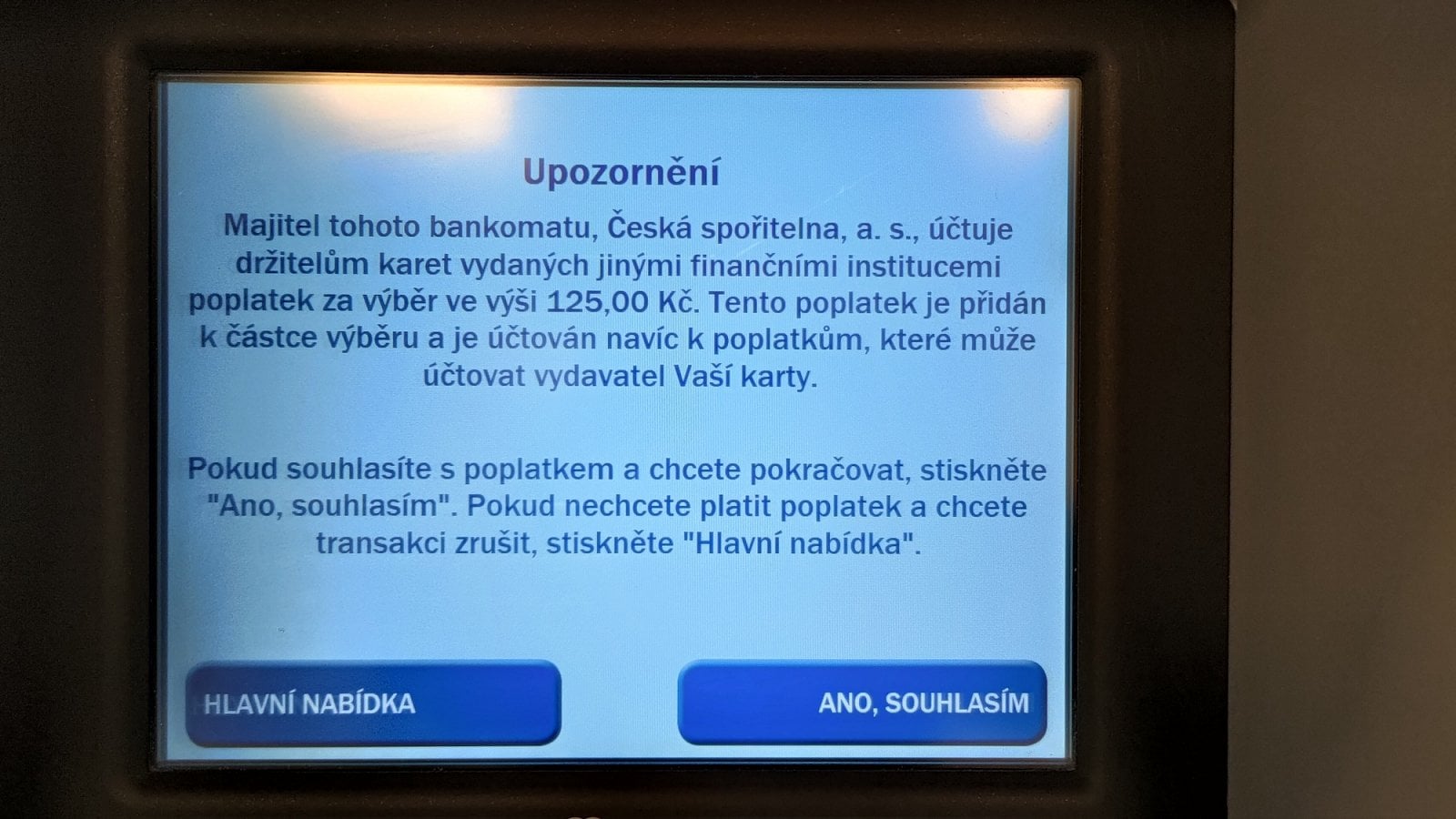 Česká spořitelna. Bankomat informuje o účtování poplatku za výběr zahraniční kartou. (05/2021)
