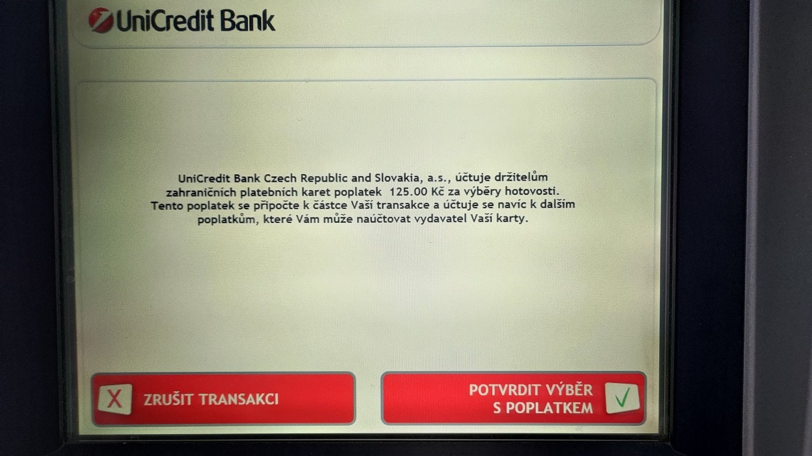 UniCredit Bank. Bankomat informuje o účtování poplatku za výběr zahraniční kartou. (05/2021)