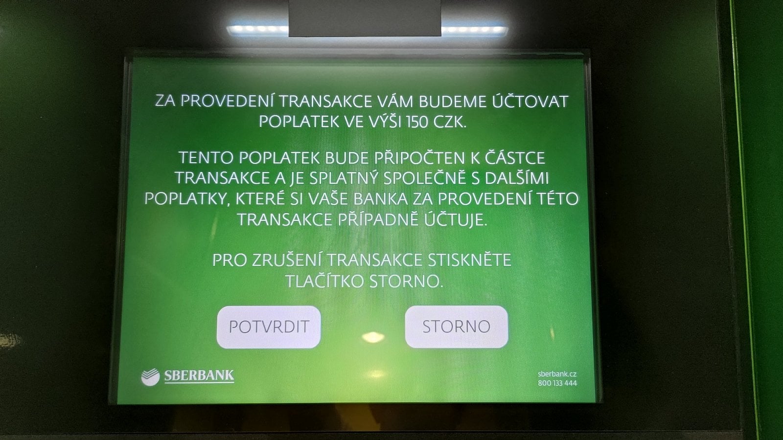 Sberbank. Bankomat informuje o účtování poplatku za výběr zahraniční kartou. (05/2021)