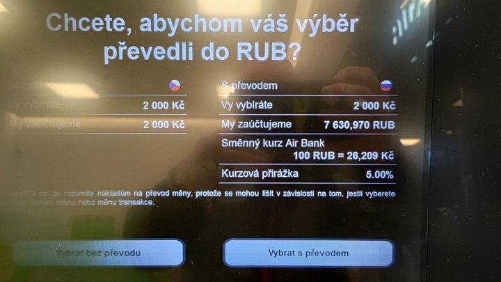 Air Bank. Bankomat nabízí DCC pro platební kartu vedenou v RUB. (05/2021)
