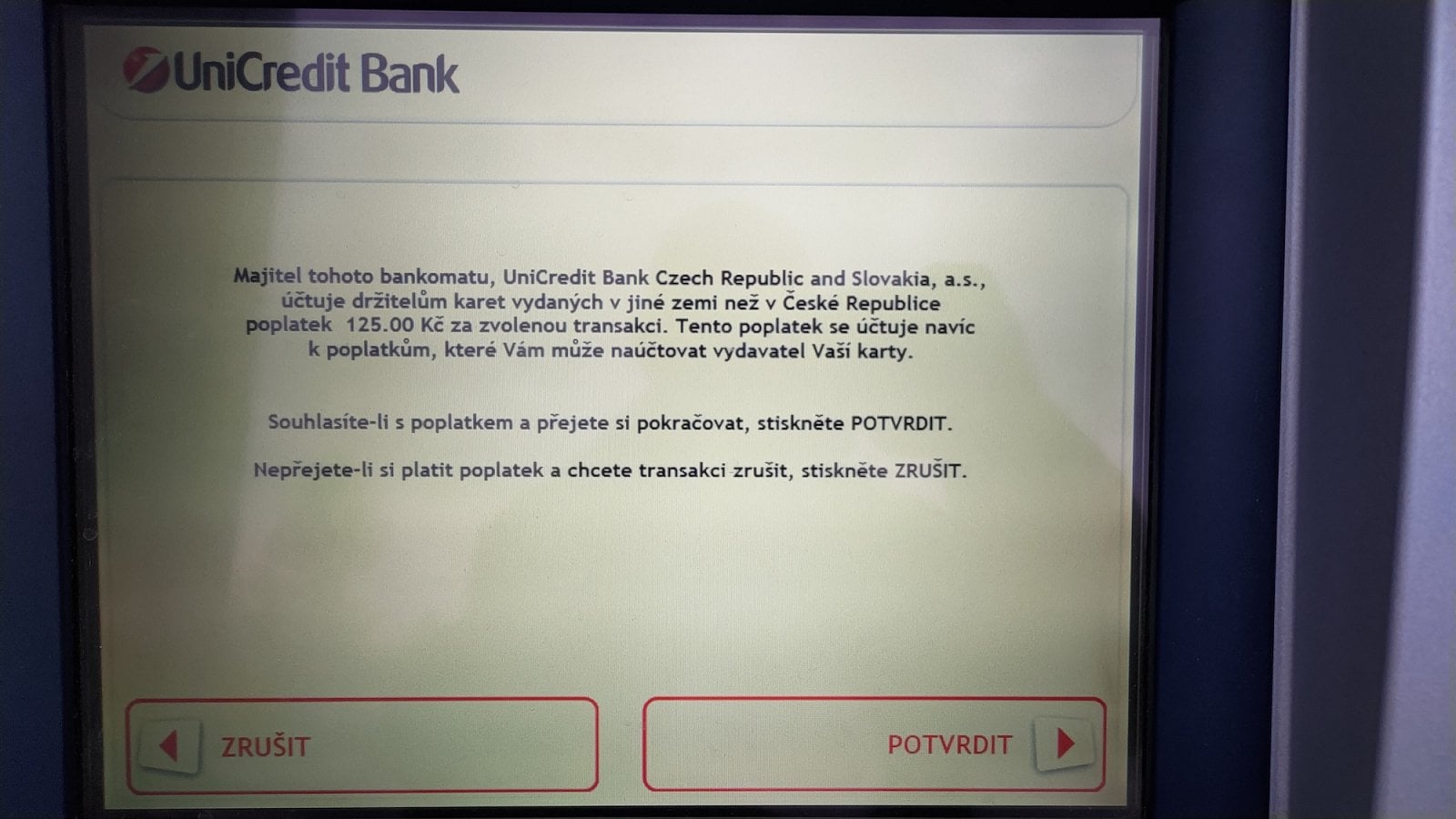UniCredit Bank. Bankomat informuje o účtování poplatku za výběr zahraniční kartou. (05/2021)